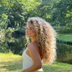 uma mulher com cabelo caheado