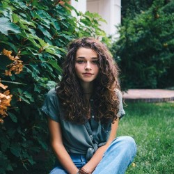 imagem de uma mulher com cabelo ondulado